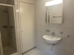 2. Badezimmer mit Dusche, Lavabo und WC