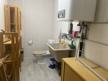 Abgetrennter Raum mit WC und Waschbecken
