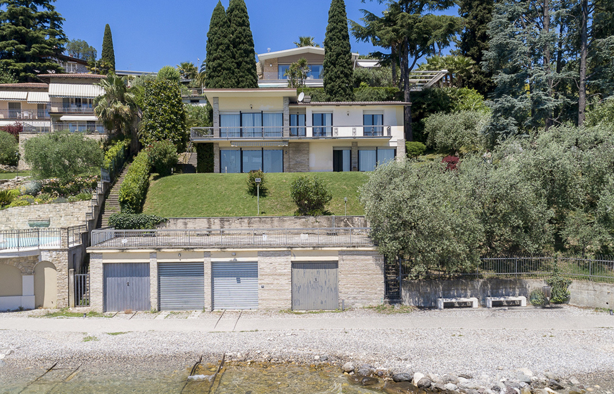 Villa fronte lago con darsena privata