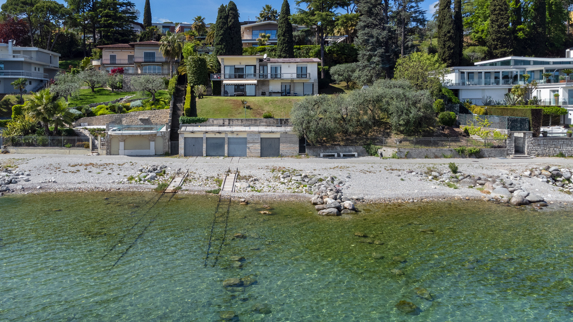Villa fronte lago con darsena privata