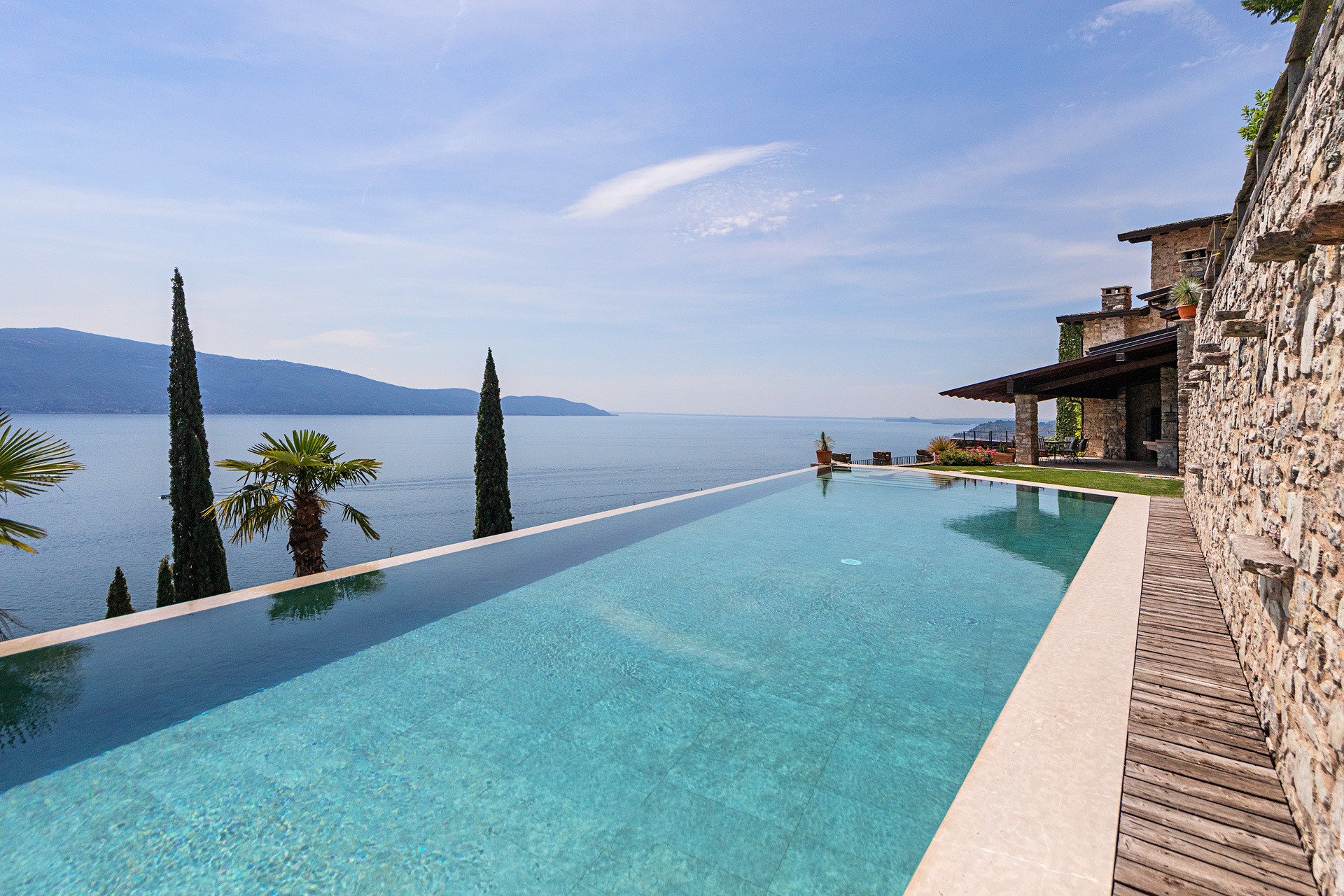 Stunning Limonaia with swimming pool and lake view