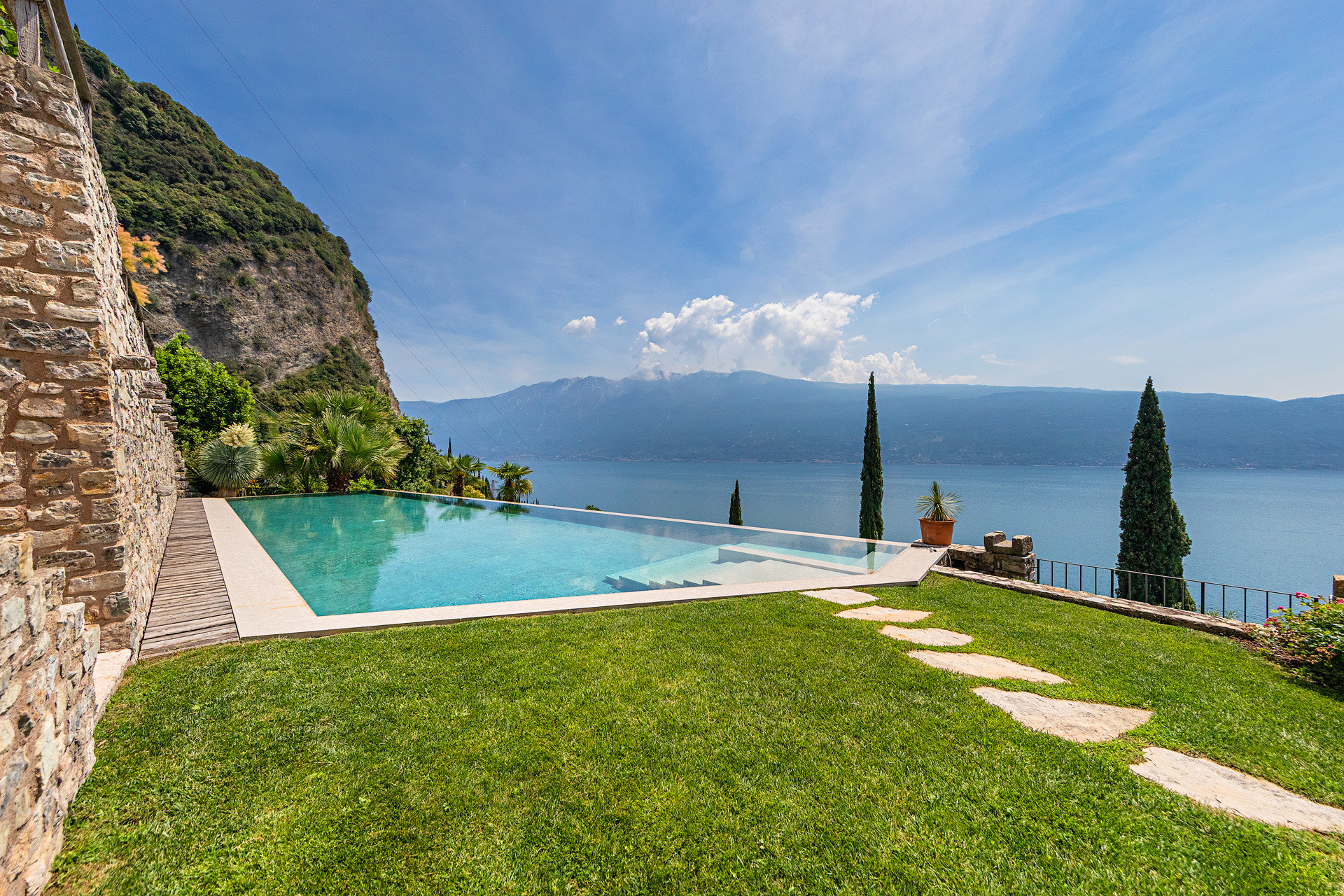 Stunning Limonaia with swimming pool and lake view