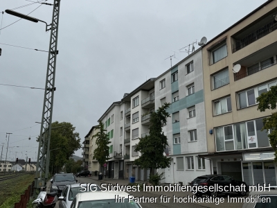 Straße Links der Bahnhof 