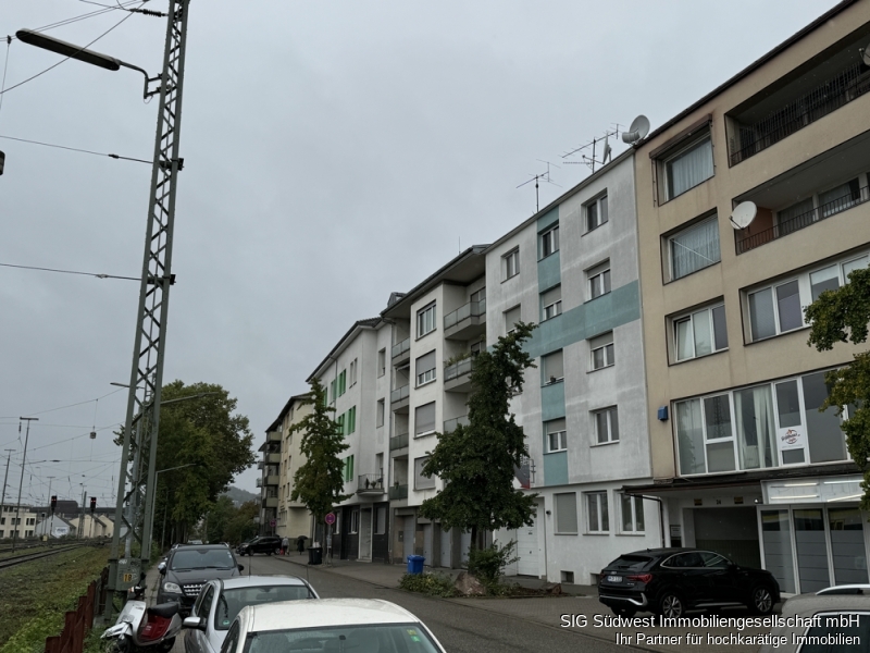 Straße Links der Bahnhof