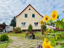 Hausansicht mit Vorgarten 