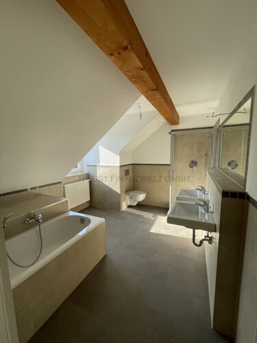 Bad m. Dusche und Badewanne 
