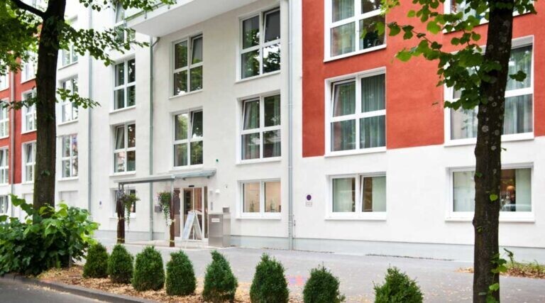 knierim-pflege-seniorenstift-an-der-haard-oer-erkenschwick-eingang-768x427