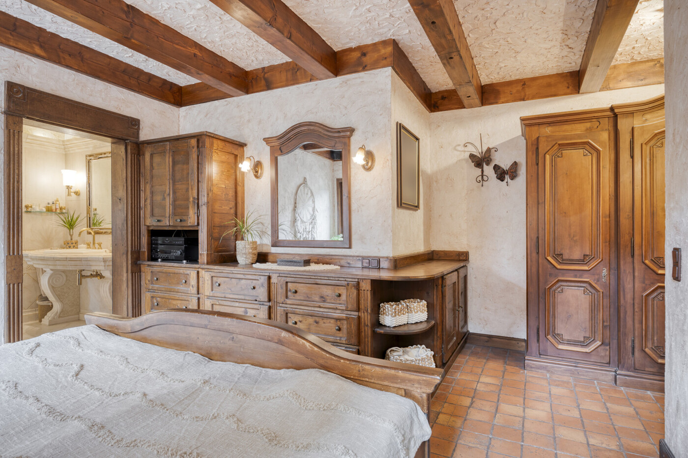 Schlafzimmer mit Badezimmer en suite - Erdgeschoss