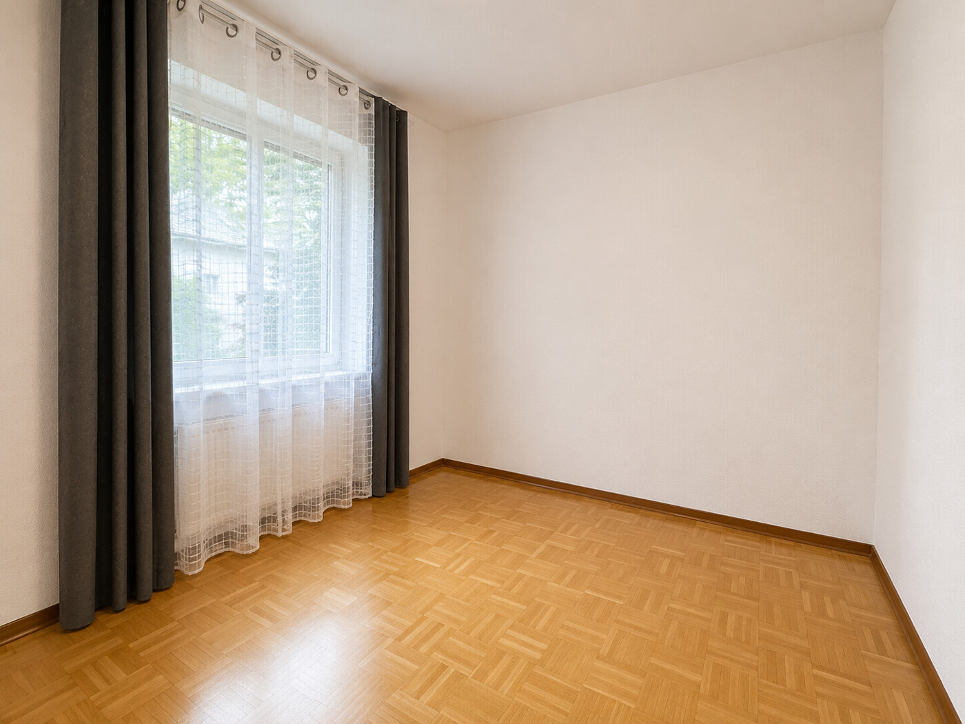 Schlafzimmer EG Links 