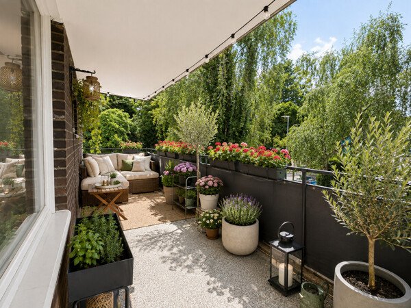 Großer, sonniger Balkon