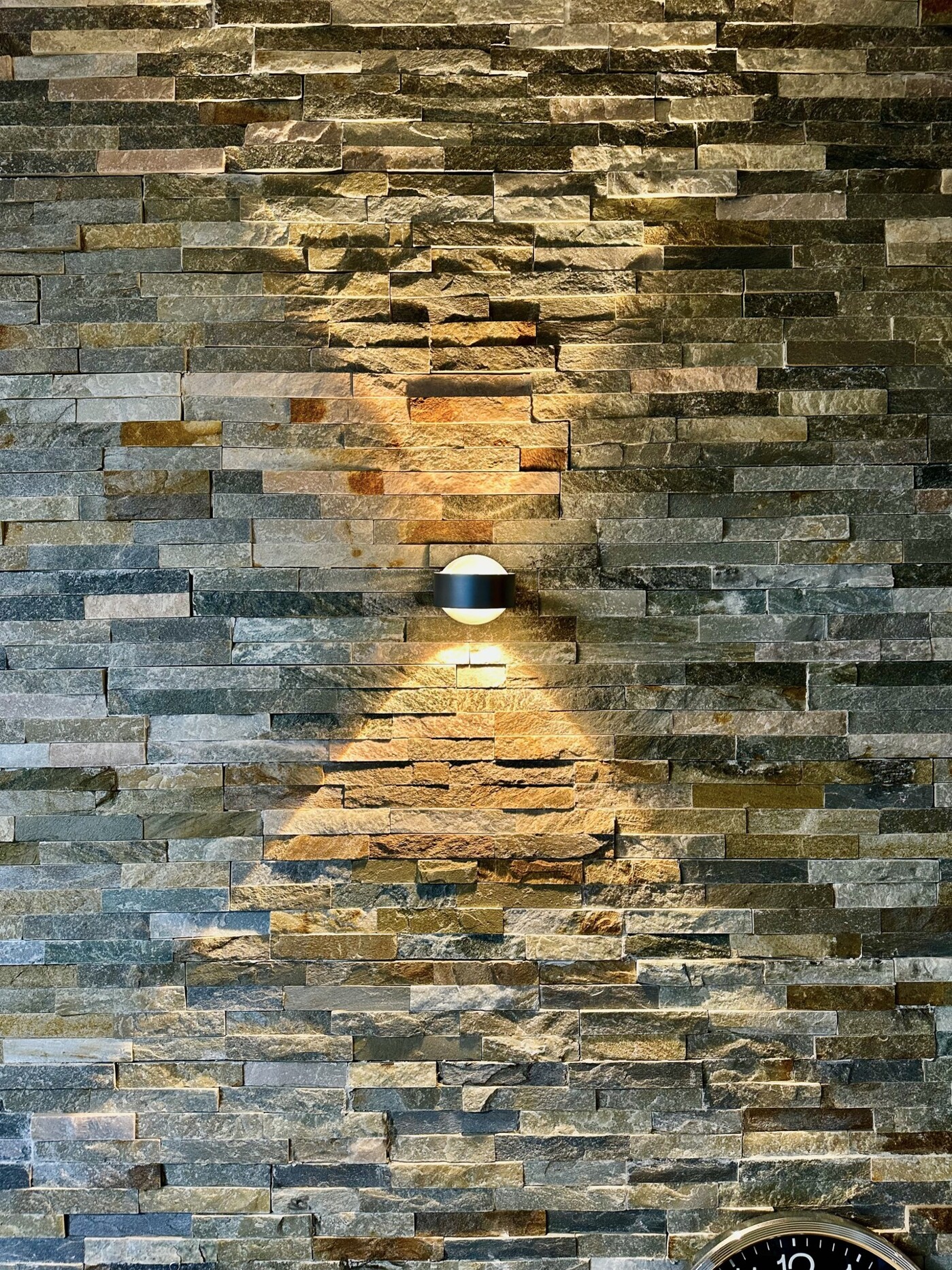Naturstein-Wand