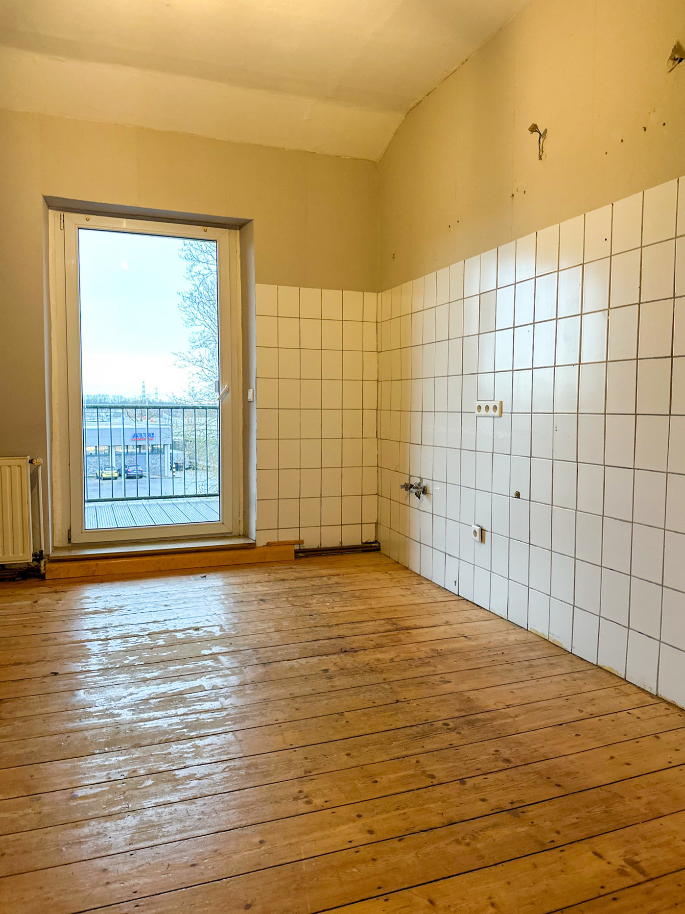 Küche mit Zugang zum Balkon