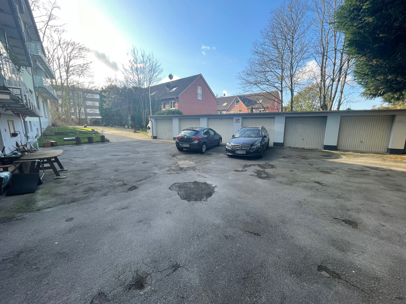 Innenhof und Garagen