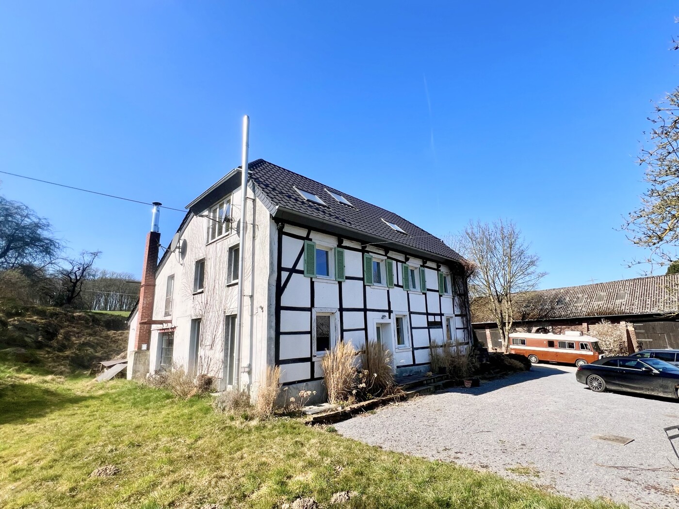 Garten und Parkplätze