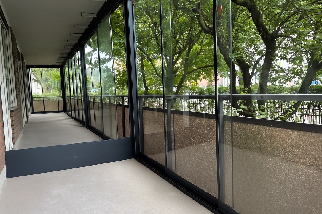 Balkon mit Glasfront