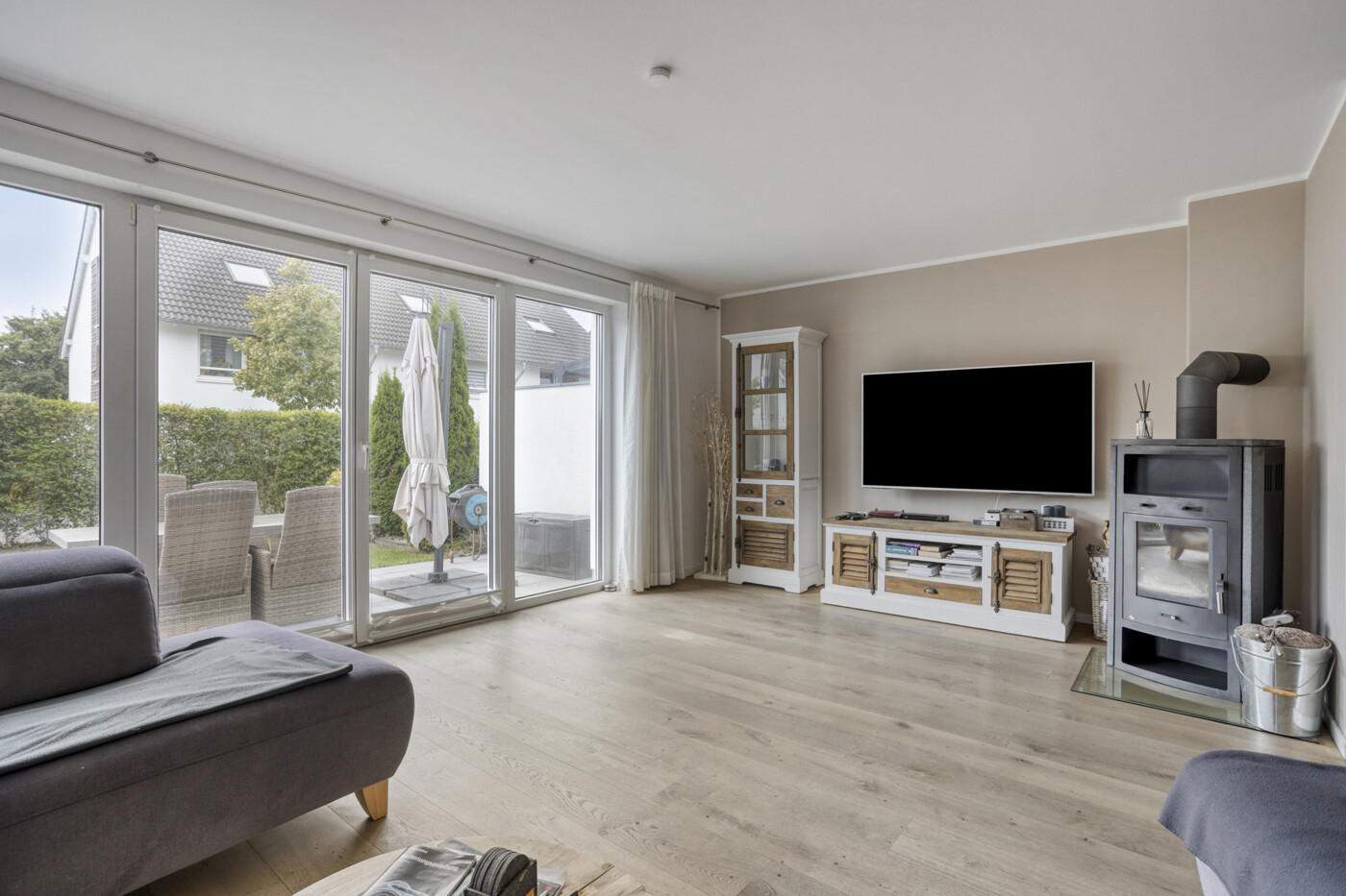 Wohnzimmer mit Kamin