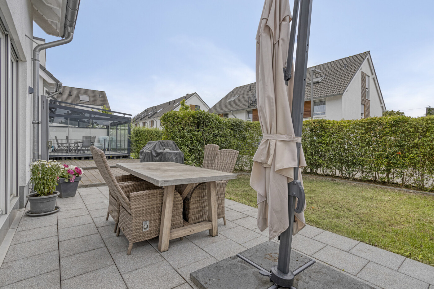 Terrasse strassenseitig