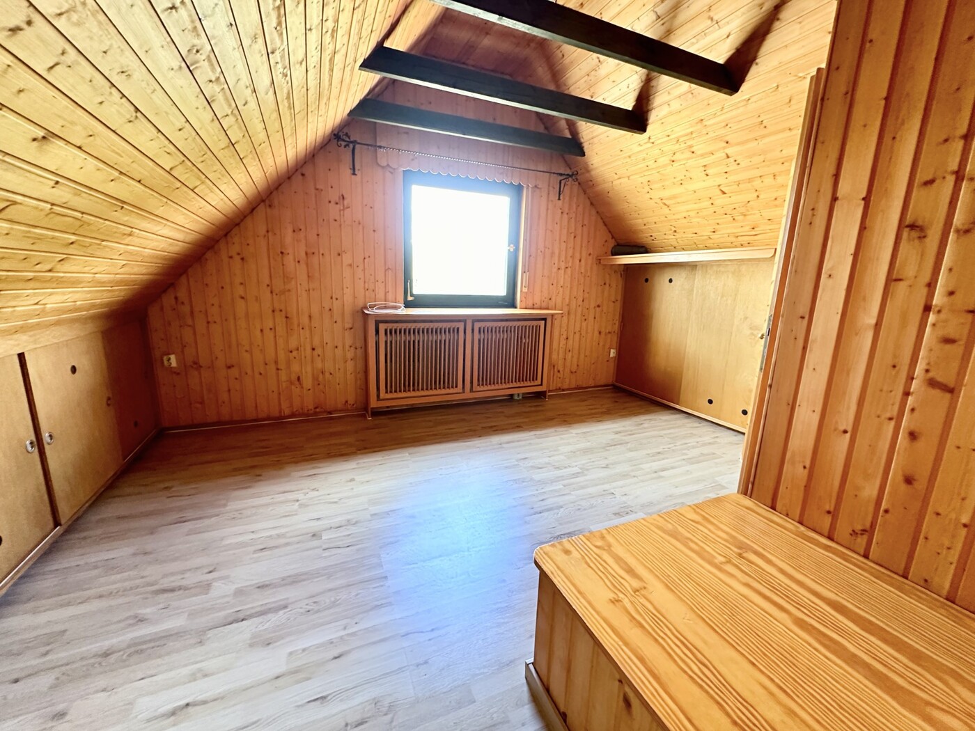 Kinderzimmer-Büro-Spitzboden