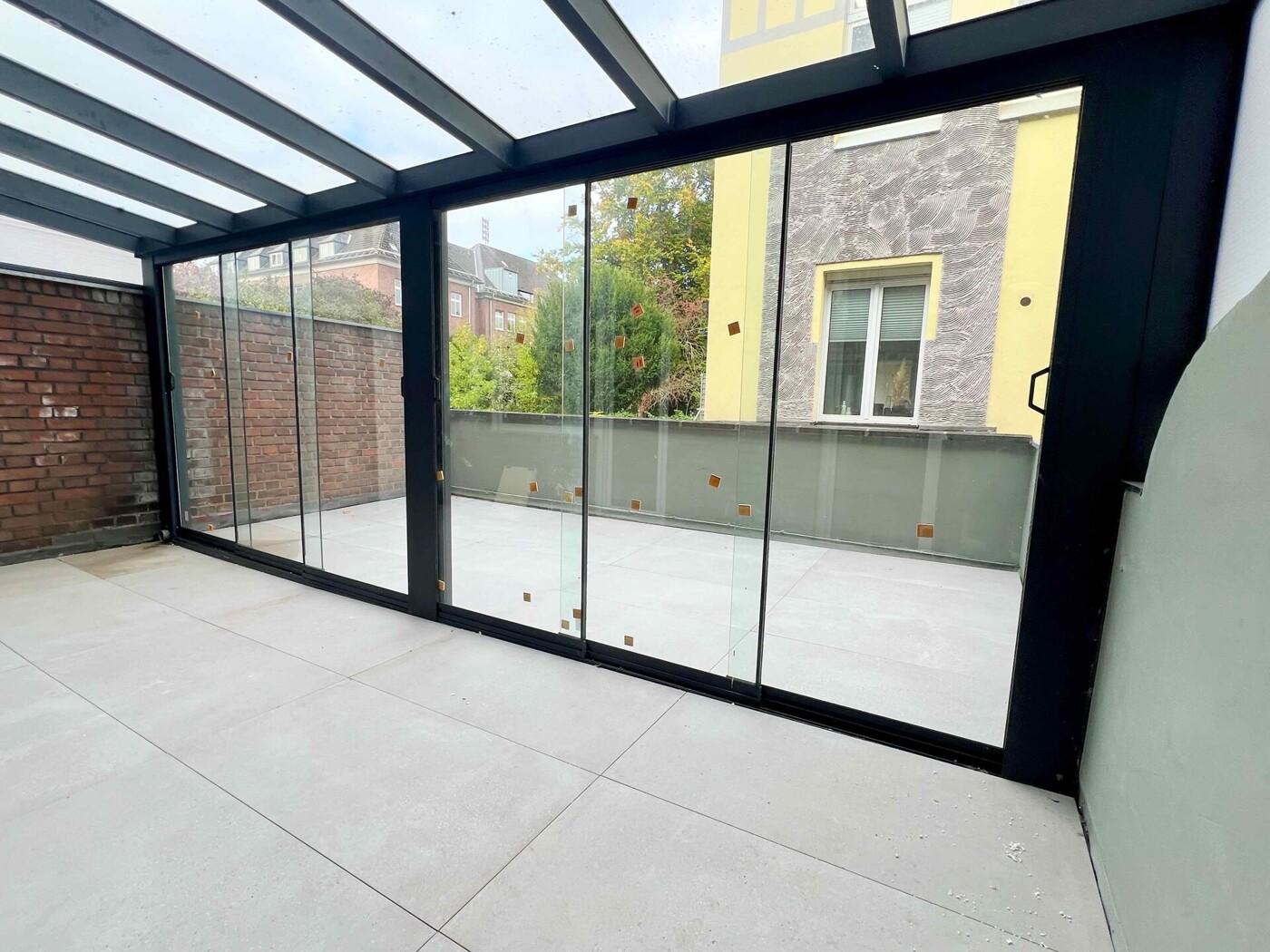 Terrasse und Wintergarten hinten