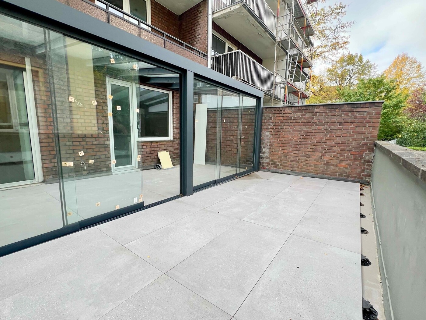 Terrasse und Wintergarten hinten