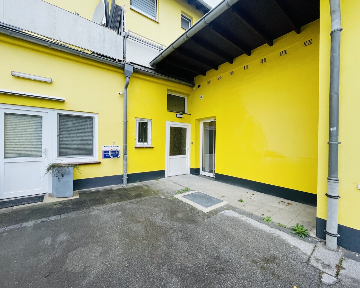 Stellplatz und Terrasse