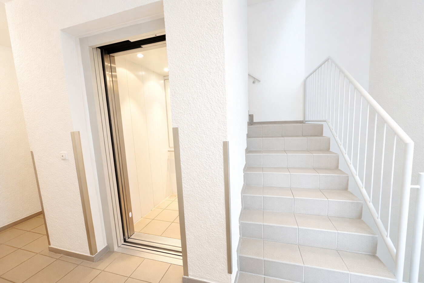 Treppenhaus & Aufzug