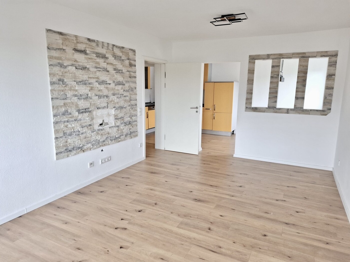 Wohnzimmer mit Balkon