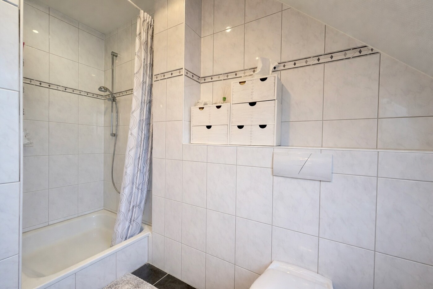 Badezimmer mit Dusche