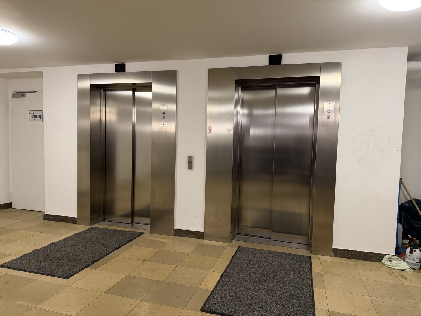Aufzüge im Eingangsbereich