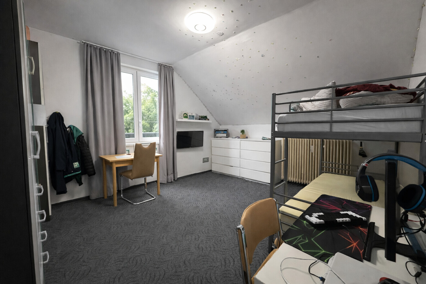 Schlafzimmer DG