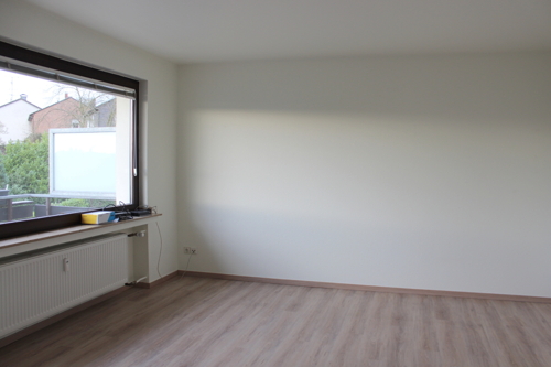 geräumiges Wohnzimmer