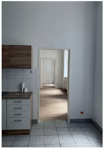 Küche und Blick in den Wohnraum – Koppstraße4 Top26