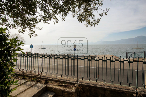 Charmante Reihenhausvilla mit traumhaftem Seeblick und privatem Garten in Torri