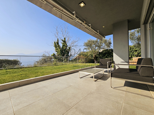 Stilvolle Wohnung mit Seeblick, großem Garten und Poolanlage in Torri - Gardasee