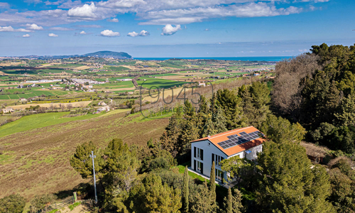 Zeitgemäße Landvilla in nachhaltiger Holzbauweise mit Panoramablick bei Potenza Picena