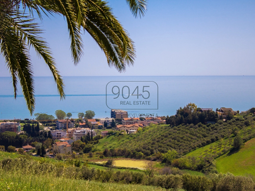 Villa mit atemberaubenden Meerblick und 8ha Land in Roseto - Abruzzen