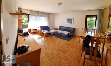 Wohnzimmer mit Ausgang auf beide Balkone