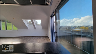 Blick von der Küche Richtung Wohnbereich und Terrasse