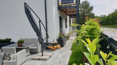 Terrassenbereich entlang Strasse