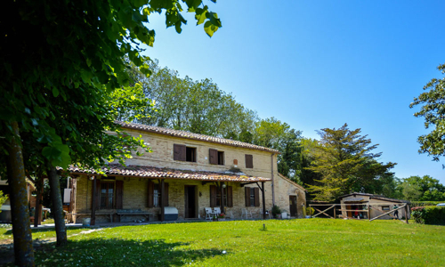 10Km bis zum Meer und in Stadtnähe! Komfortables Stein-Bauernhaus mit Garage, Garten und Pizzaofen