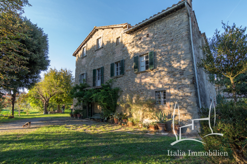 Sanierungsbedürftig! Traditionelles Bauernhaus in schöner Lage nahe der Altstadt Cortona