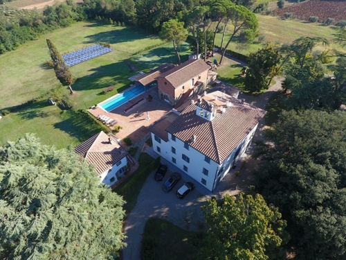 Villa mit Swimmingpool, Gästehaus, Nebengebäude und Land mit Weinberg und Olivenhain