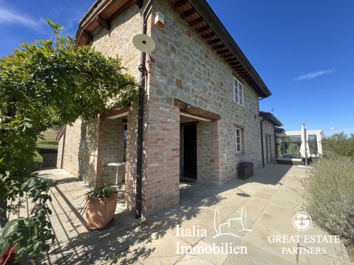 Modernes Steinhaus mit Indoorpool, Garage, PV-Anlage, Außenküche und Olivenhain in Stadtnähe