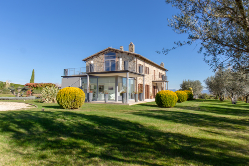 Modernes Bauernhaus mit Salzwasserpool, mehreren Wohnungen und Garten in Stadt- und Seenähe 