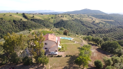 Traumlage! Landhaus mit 4 Wohnungen, Panoramapool und viel Potenzial für Mensch & Tier