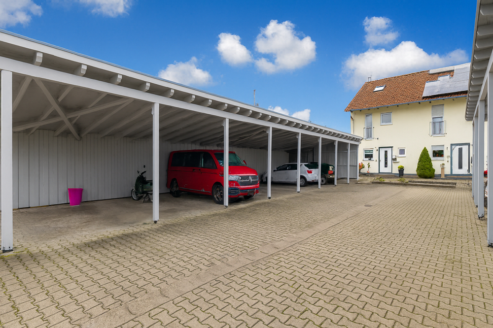 Parkplatz unter Carport