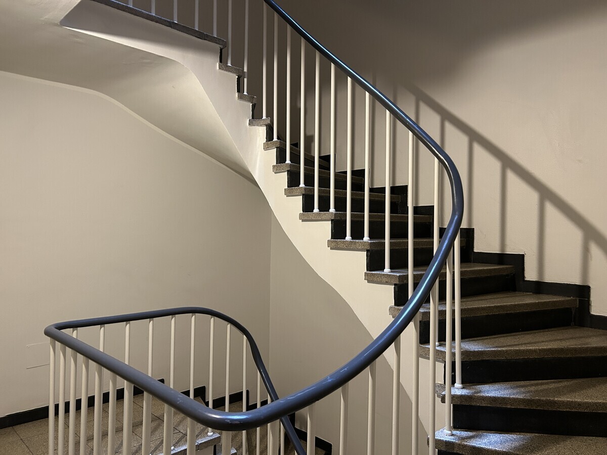 Treppenhaus mit Aufzug