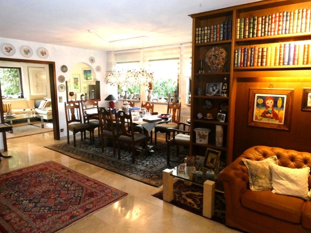 Esszimmer mit Bibliothek