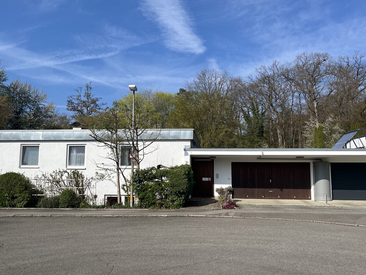 Hauseingang mit Garage