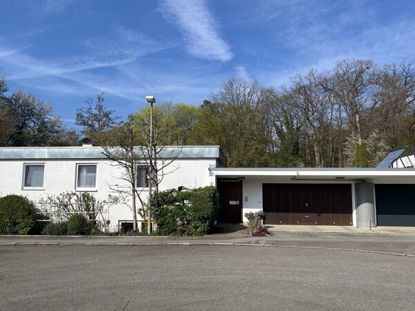Hauseingang mit Garage